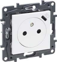 Prizë murale Legrand Niloe Step 863138, USB C 1.5A, 2P+E me mbrojtëse, e bardhë