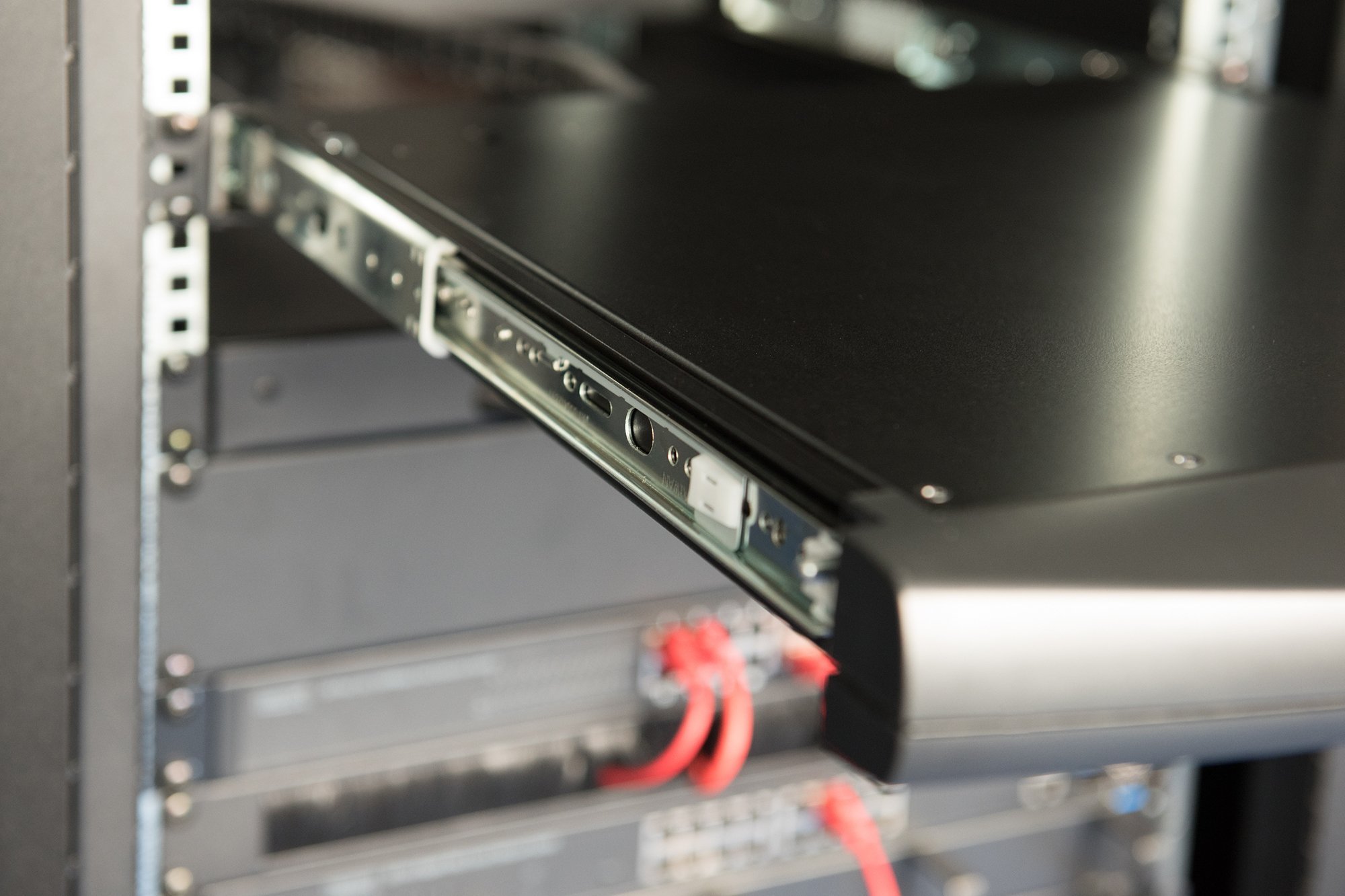 Konzolë LCD KVM Digitus 19", 1 port VGA, tastierë gjermane, e zezë