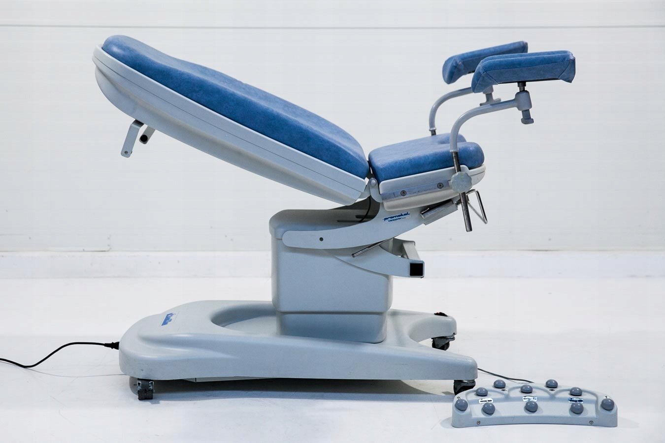 Рака за монтирање монитор DELTACO Office, 17-32\", бела