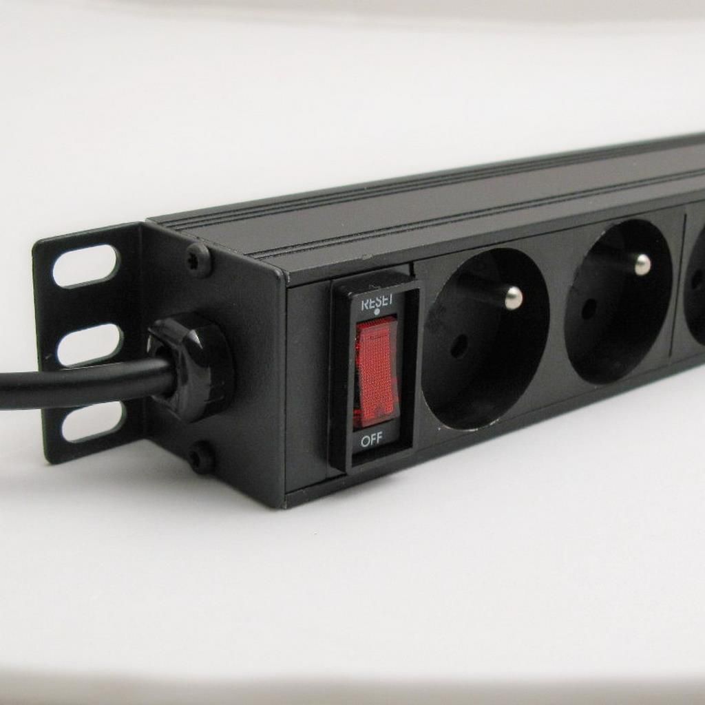 Shirit energjie rack Netrack PDU 10" 1U, 4 priza, me ndërprerës