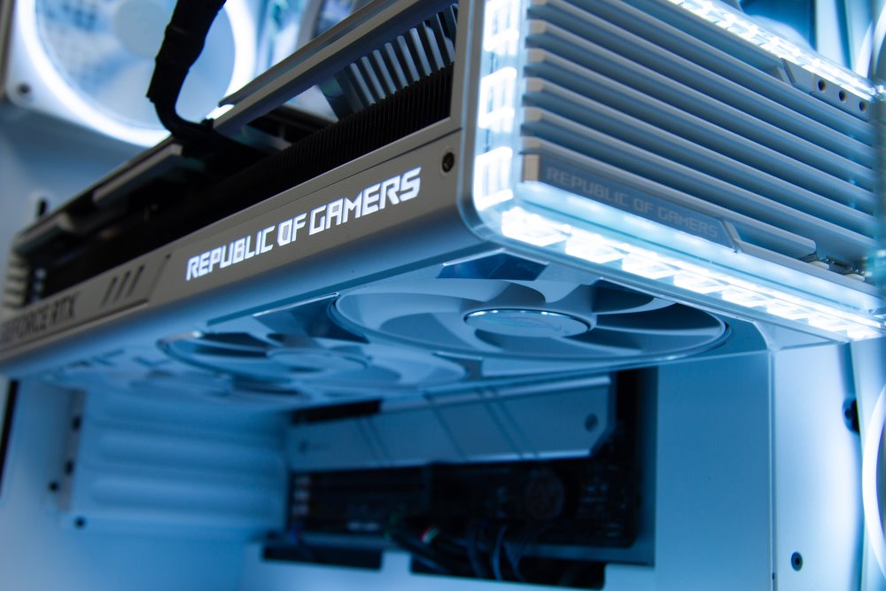 Kompjuter HAL3000 Czech Championship 2024, AMD Ryzen 9 7950X3D, 64GB DDR5, 4TB SSD, RTX 4090, i bardhë