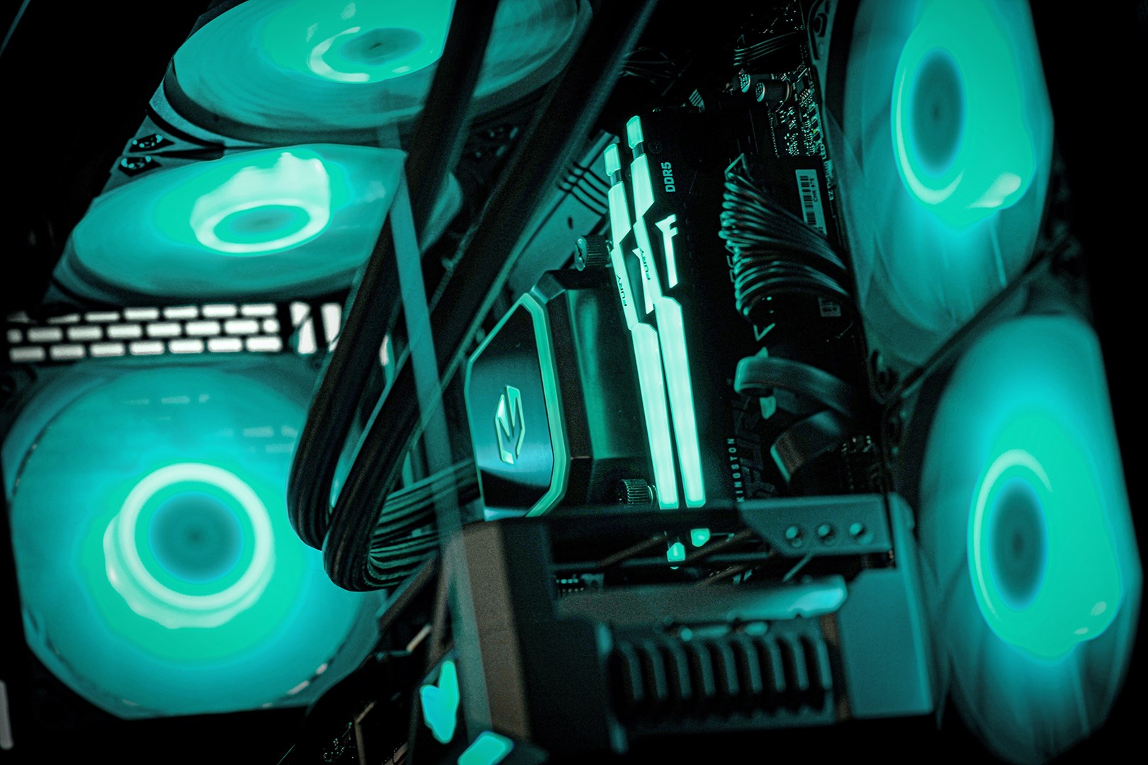 Kompjuter Actina View, Ryzen 7 7800X3D, 32GB DDR5, 1TB SSD, RTX 4090, i zi