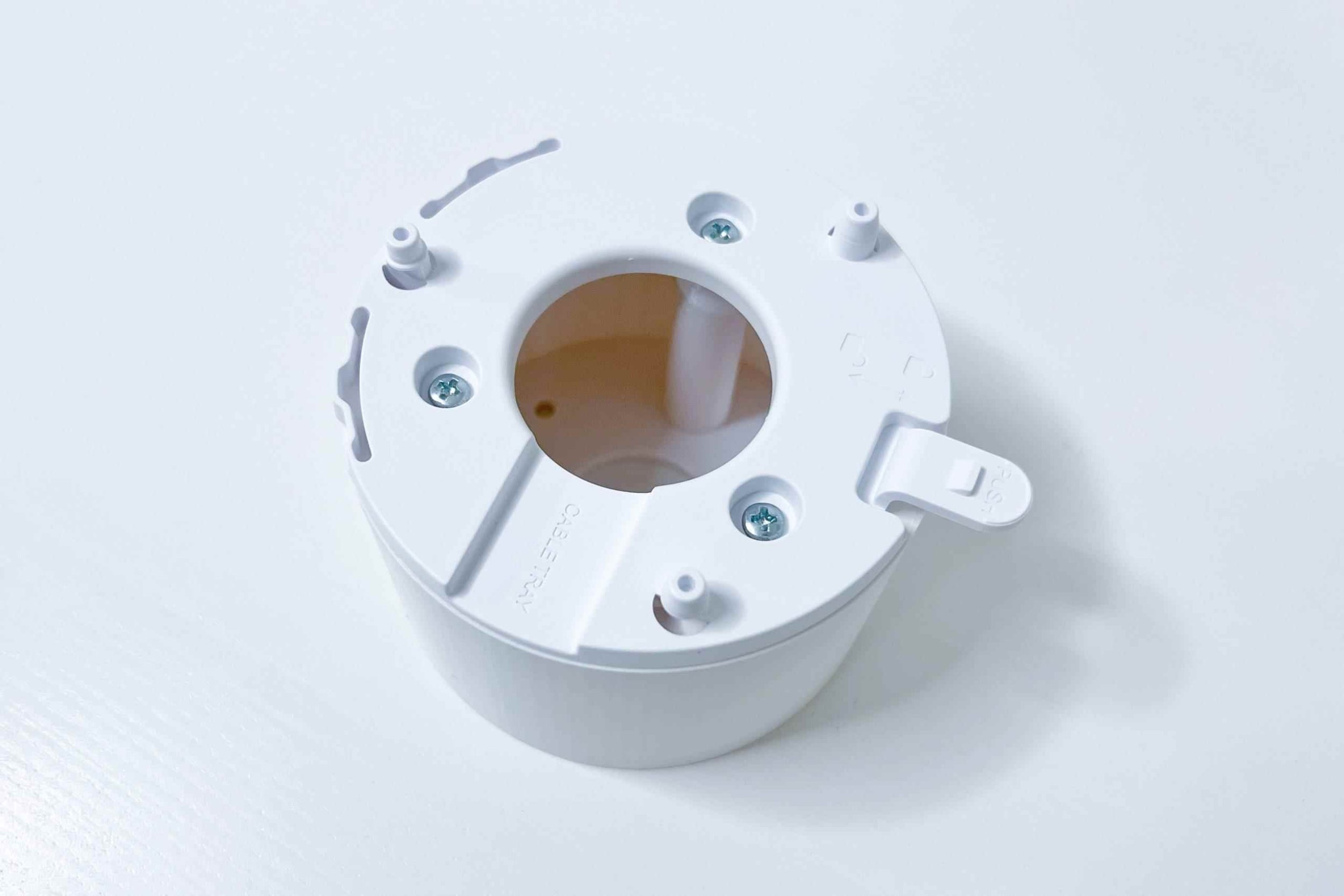 Ѕиден и тавански држач OEM SINOLOGIA за камера TC500, со капак за кабли, бел