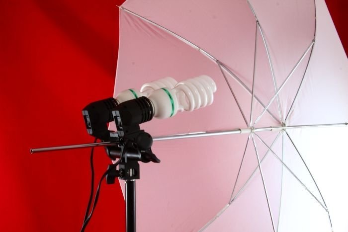 Mbajtëse dyfishe për llamba dhe çadër Massa SB996, për studio fotografike, e zezë