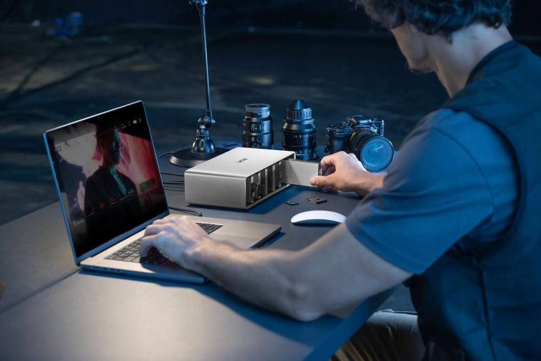 Dok i punës Lexar Professional Workflow 6 Bay, 6 slote, Thunderbolt 4, gri