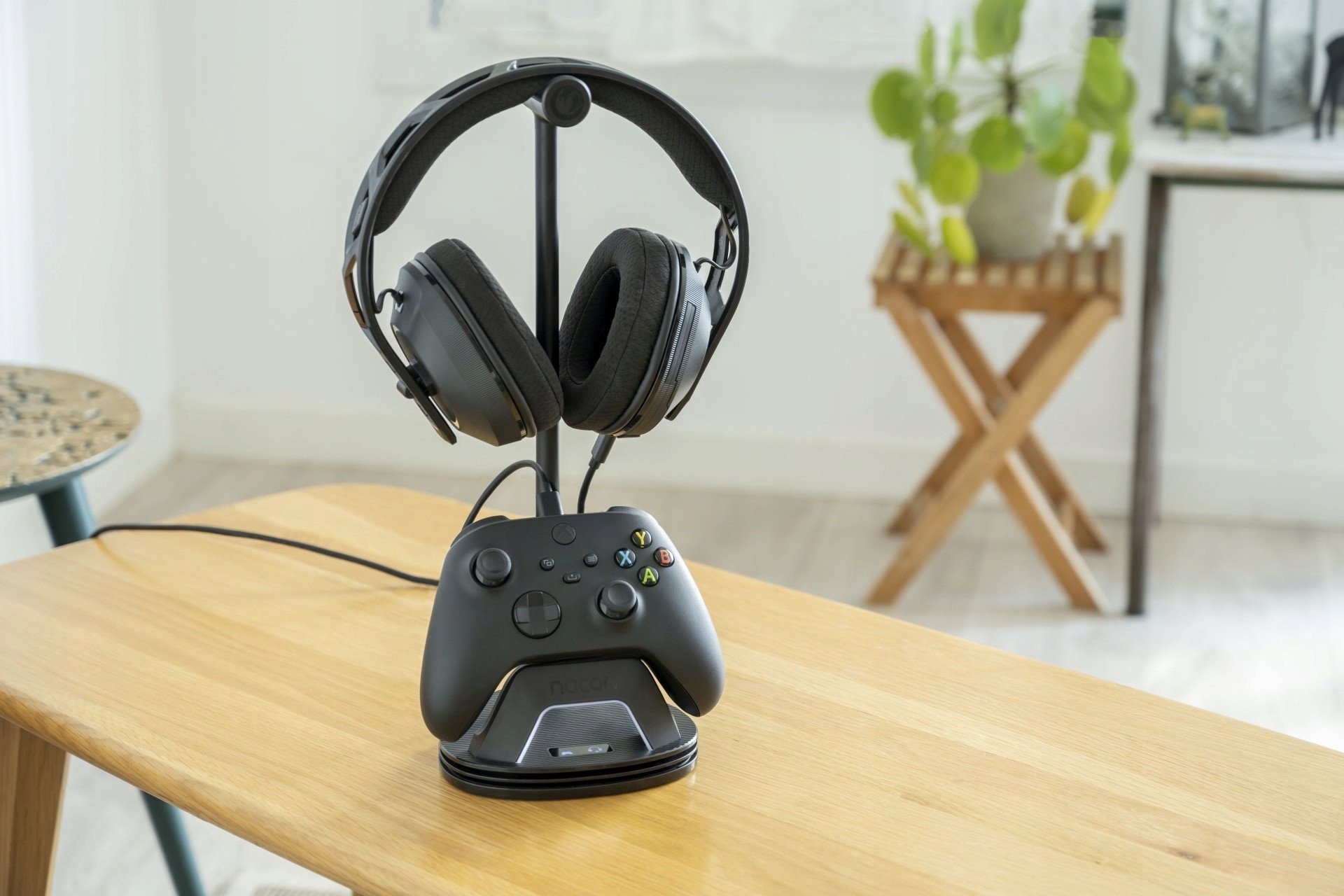 Станица за полнење NACON Multi-charge Stand, за PlayStation 5, со LED, бела