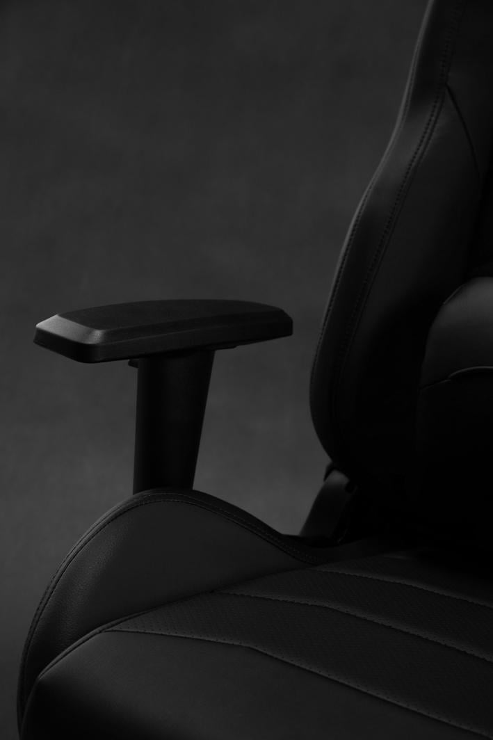 Karrige SENSE7 Vanguard, lëkurë, e zezë