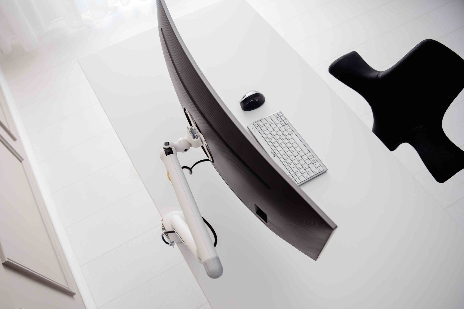 Mbajtëse monitori BakkerElkhuizen BE Flexible Single, deri 35", e bardhë