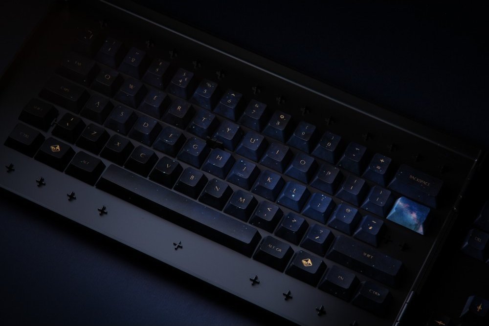 Сет капи за тастатура Traitors Infinity PBT Dye-Sub, 109 тастери, UK ISO, црно сина