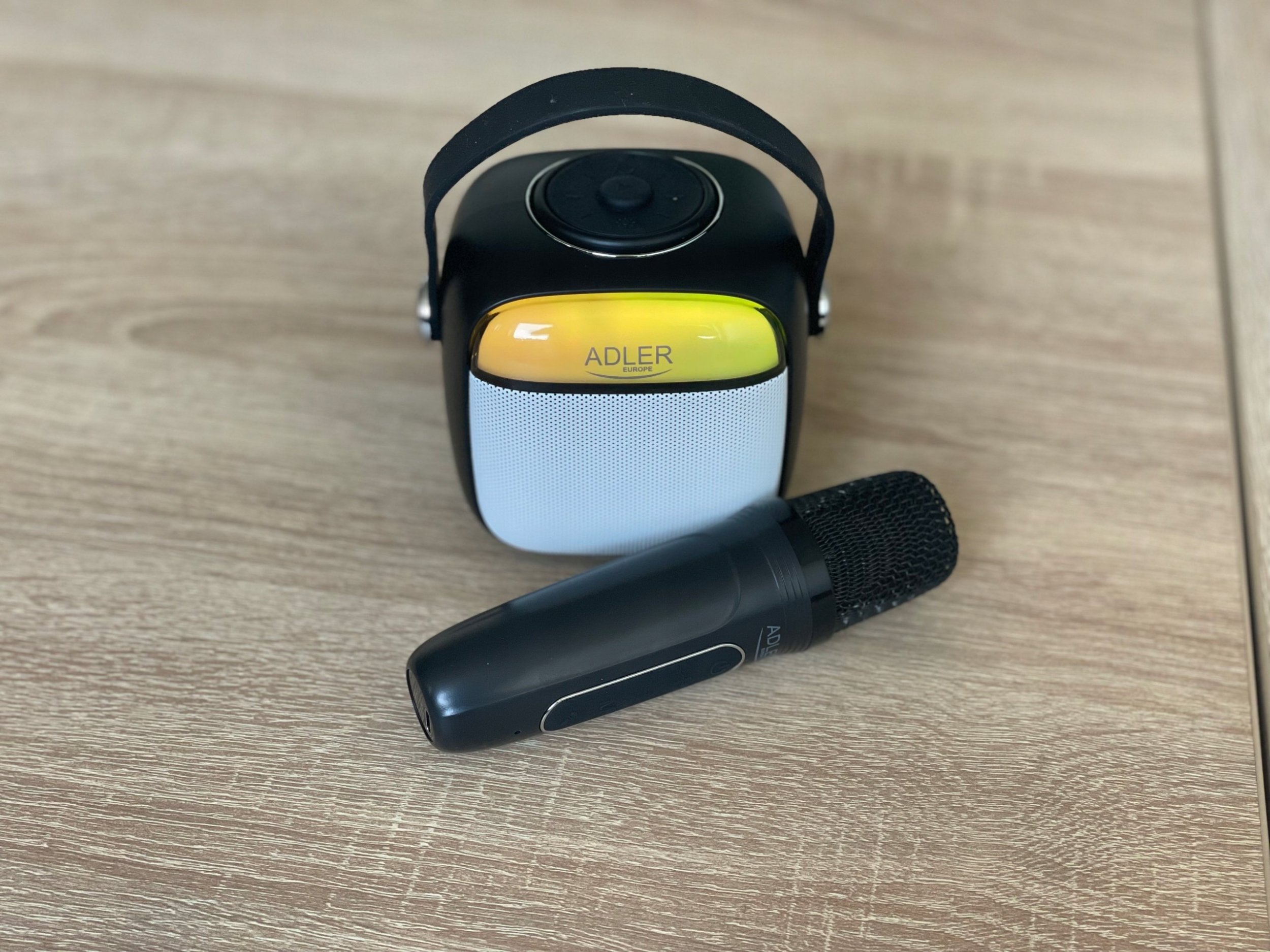 Kuti karaoke Adler AD 1199 me mikrofon, 8 orë bateri, Bluetooth 5.1, USB C, e zezë