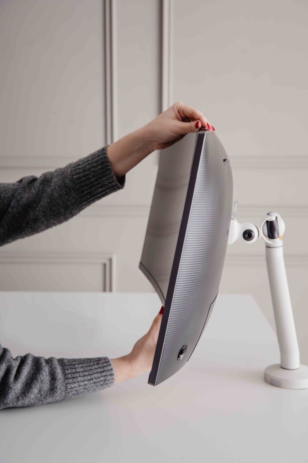 Mbajtëse monitori BakkerElkhuizen BE Flexible Single, deri 35", e bardhë