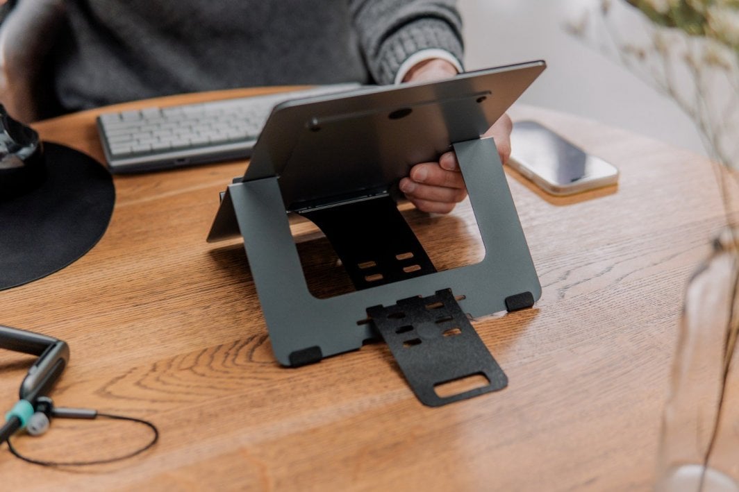 Standi për laptop dhe tablet BakkerElkhuizen FlexTop 170, i rregullueshëm, portativ, gri e errët