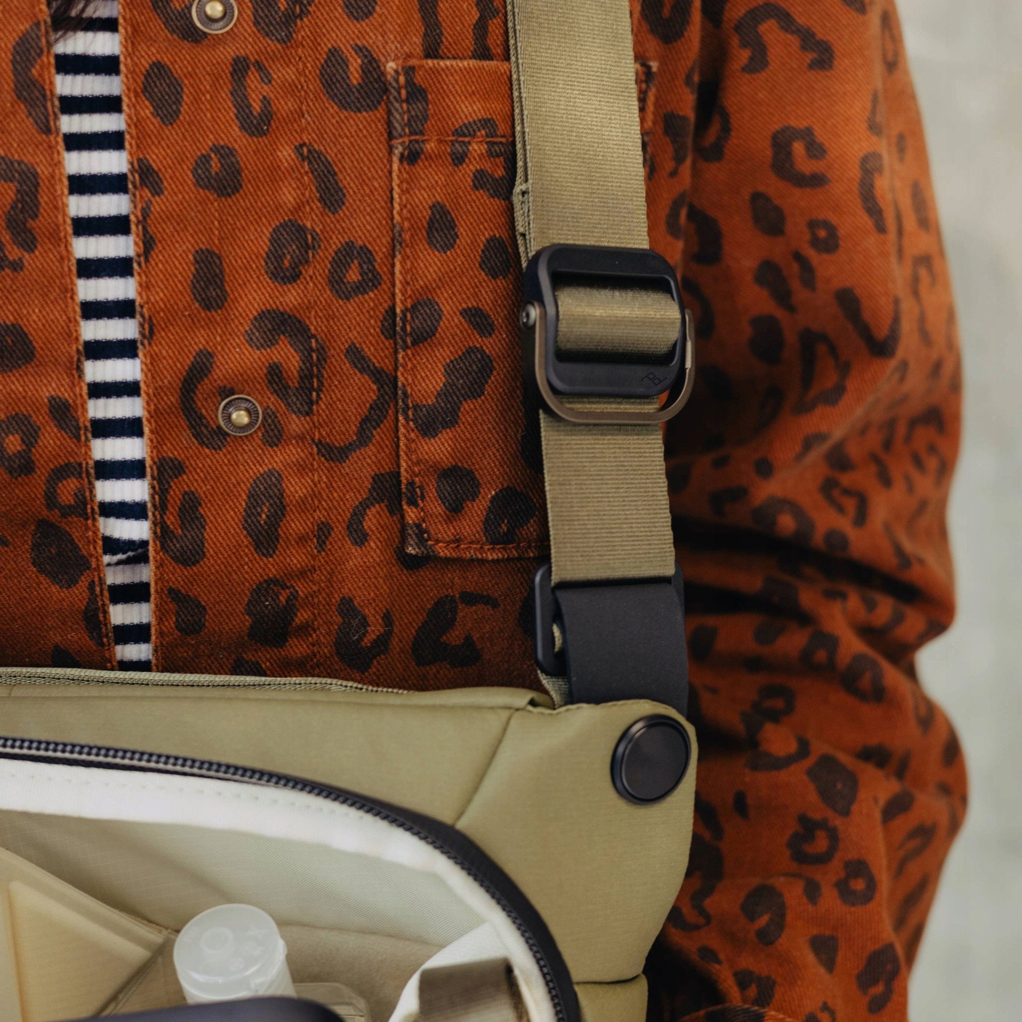 Çantë fotografike Peak Design Everyday Sling 3L, rezistente ndaj motit, Kelp