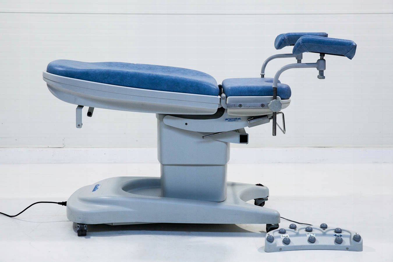 Рака за монтирање монитор DELTACO Office, 17-32\", бела