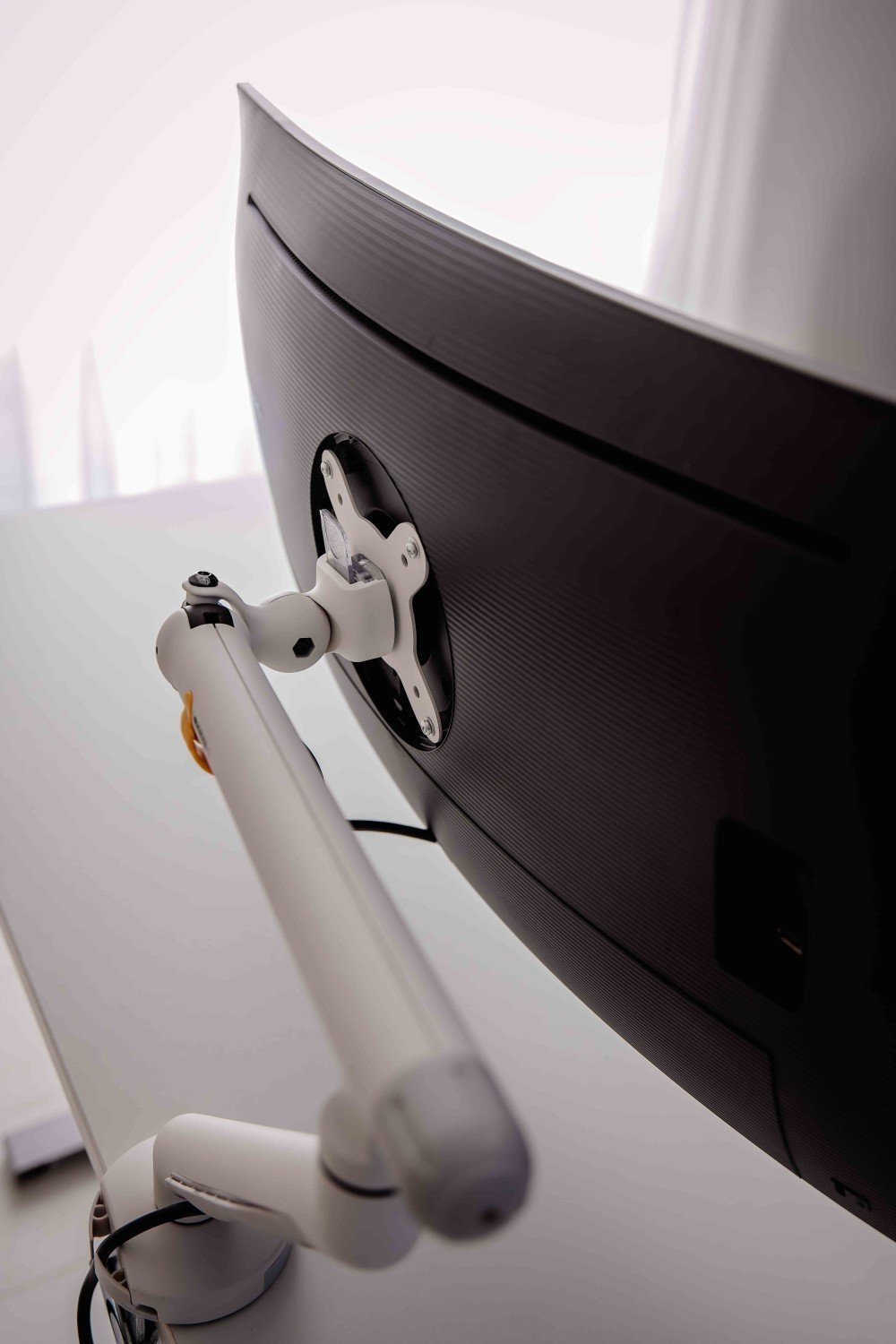 Mbajtëse monitori BakkerElkhuizen BE Flexible Single, deri 35", e bardhë