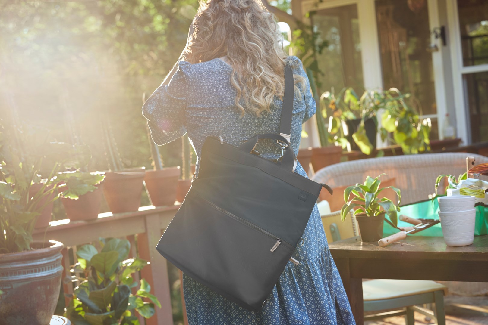 Çantë shpine për laptop HP, 14.1", e zezë