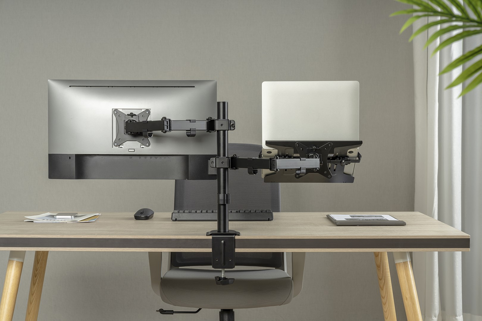 Mbajtëse universale për monitor dhe laptop Digitus, e zezë