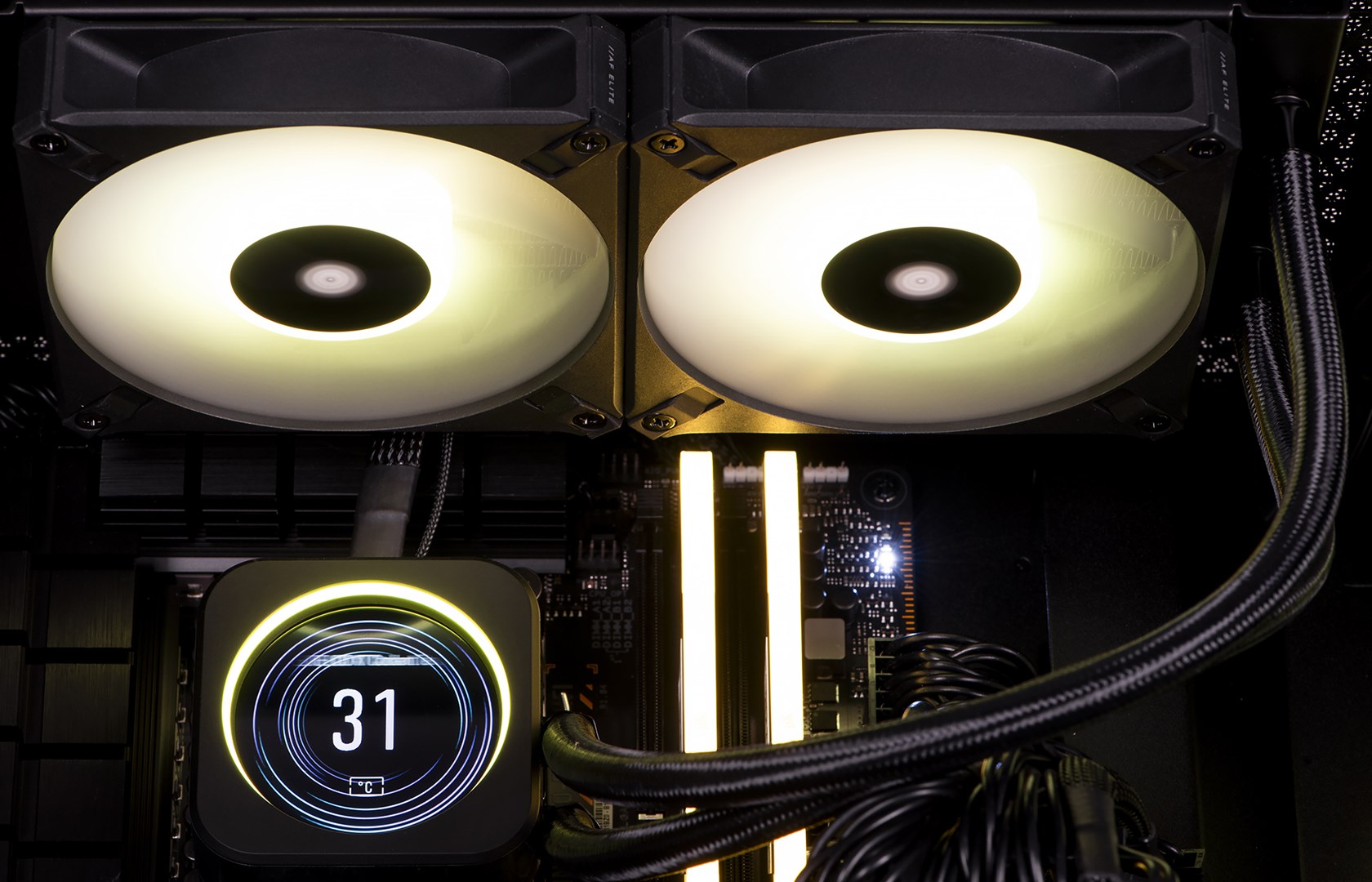 Kompjuter Actina, Ryzen 7-7800X3D, 32GB RAM, 2TB SSD, Radeon RX 7900 XT, i zi