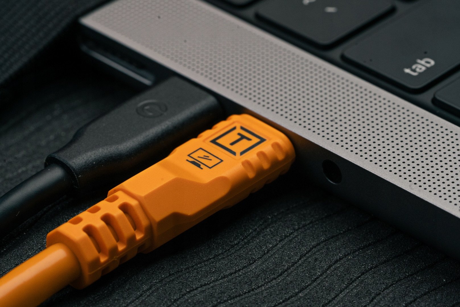 Kabllo USB C Tether Tools TetherPro Optima 10G, 9.4m, Straight to Right, portokalli