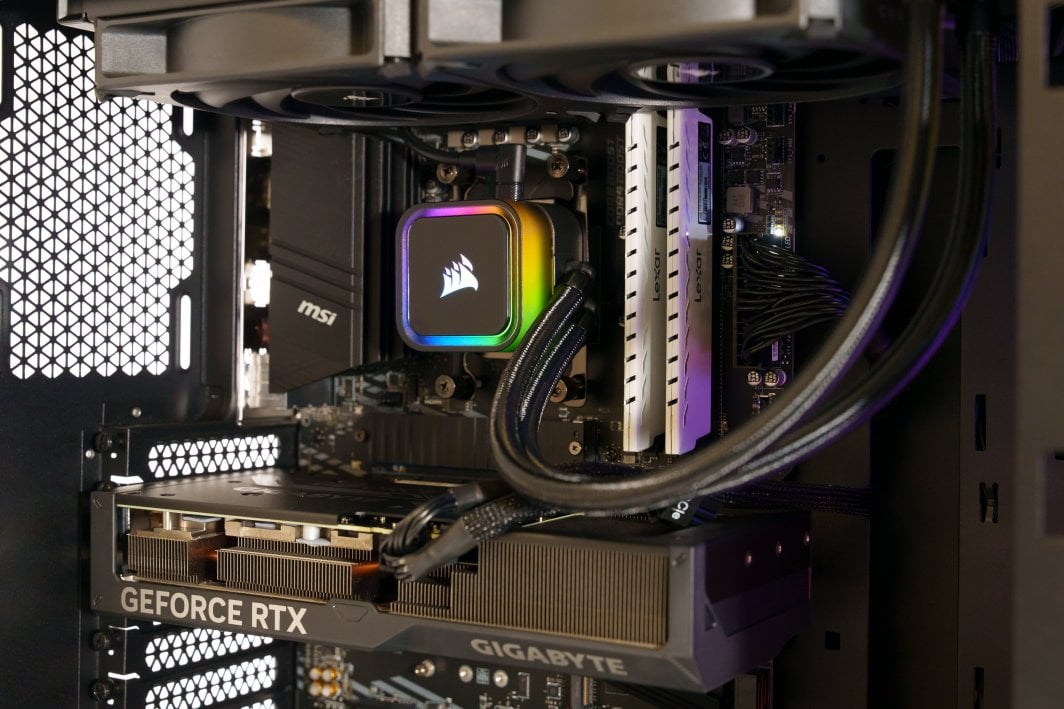 Kompjuter gaming Game X G500, Ryzen 9 9900X, 32GB RAM, RTX 5070, 1TB SSD, i zi