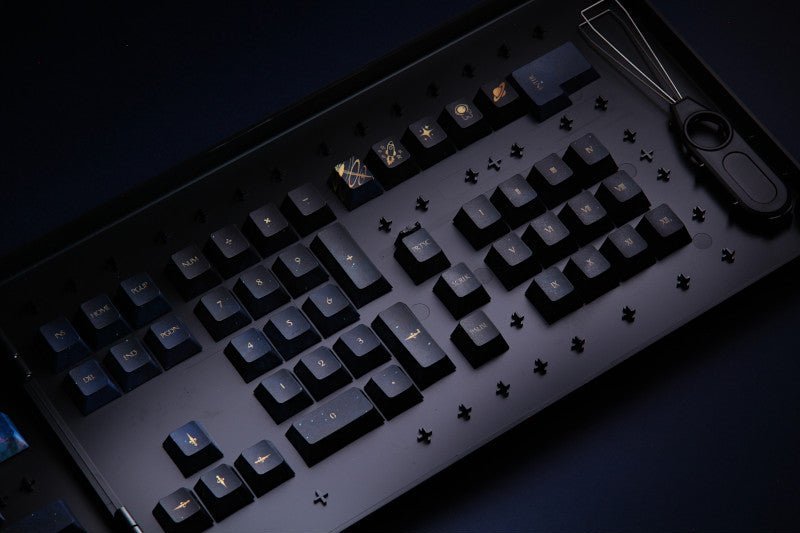 Сет капи за тастатура Traitors Infinity PBT Dye-Sub, 109 тастери, UK ISO, црно сина