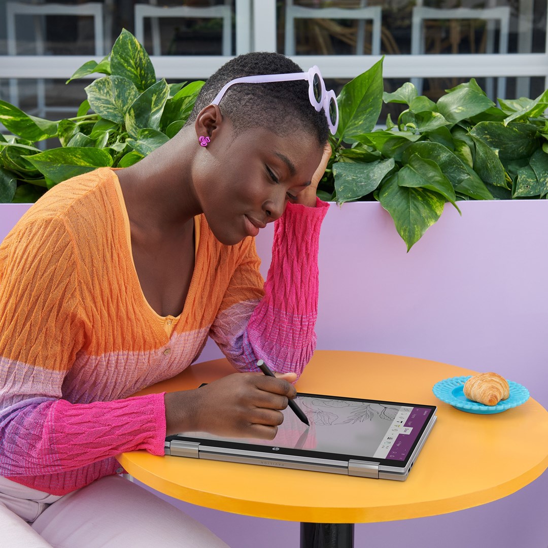 Лаптоп HP Pavilion x360 15-er1002nw, 15.6", Intel Core I5 1235U, 16 GB RAM, 512 GB SSD