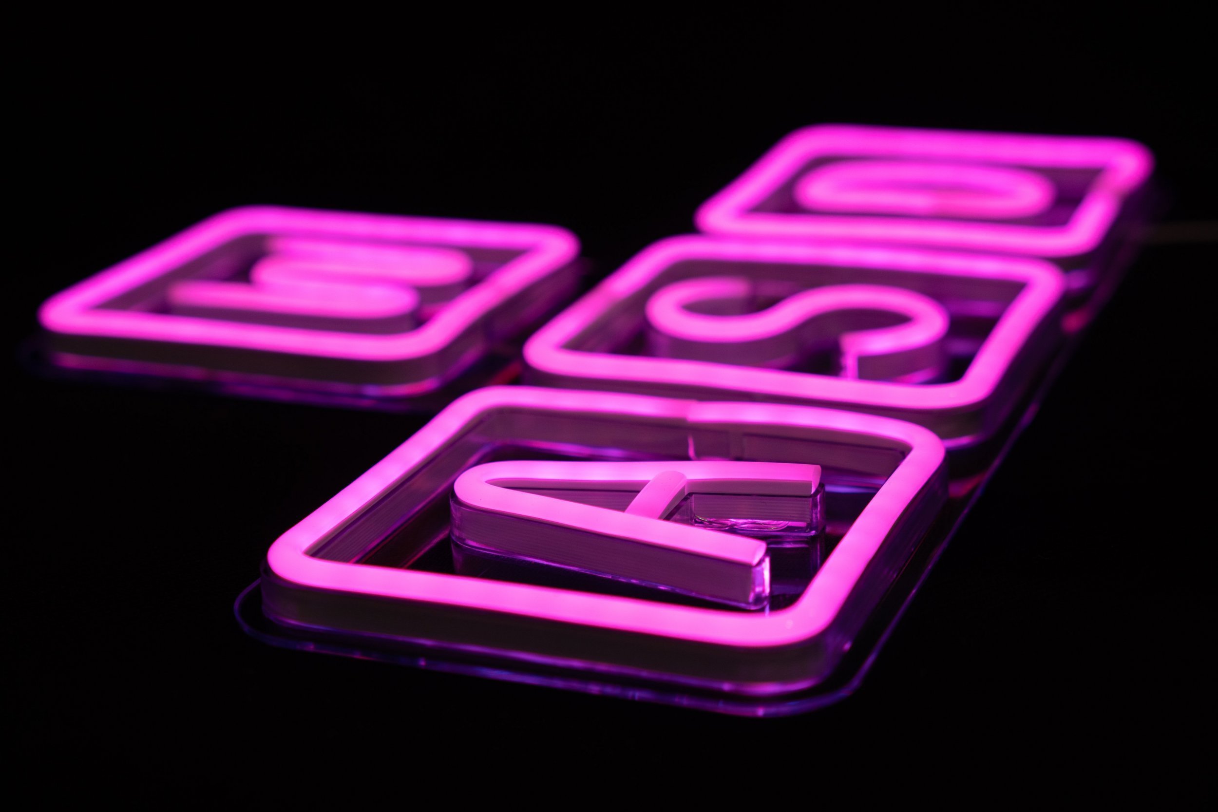 Dekor murali LED PREYON Wall Neon WASD dhe GAME ON, USB, akrilik, shumëngjyrëshe