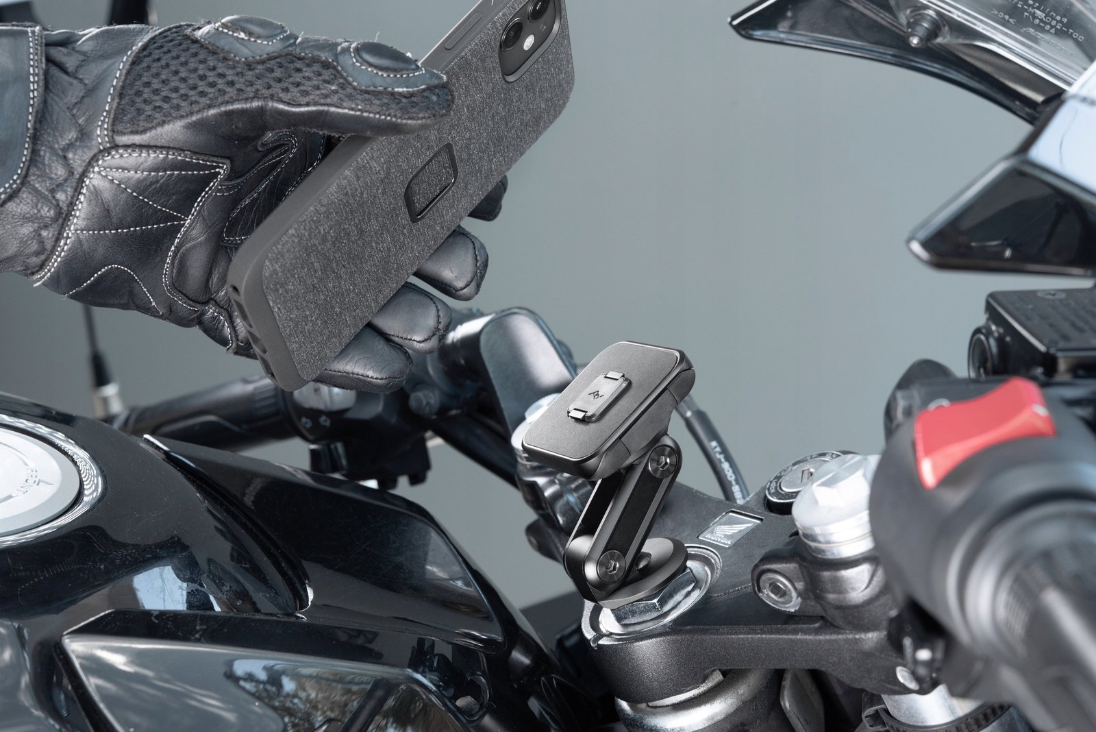 Држач за телефон за мотор Peak Design Mobile Motorcycle Stem Mount, систем SlimLink, изолација од вибрации, црна