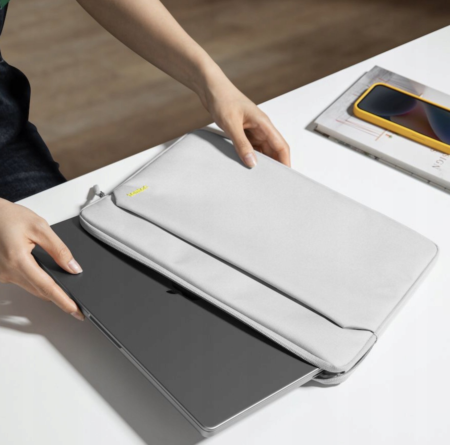 Mbështjellëse mbrojtëse për laptop Tomtoc, 13" MacBook Air, 14" MacBook Pro, gri e hapur